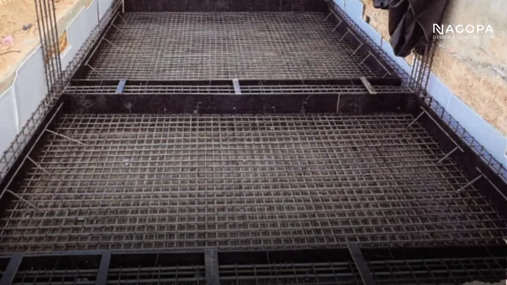 Quy trình thi công tường chắn đất có cốt đòi hỏi sự tỉ mỉ trong việc lu lèn và lắp đặt vật liệu gia cường